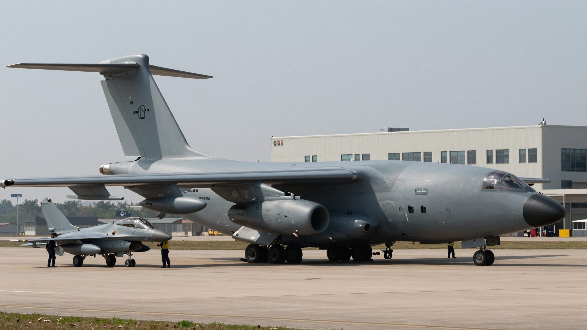 Eskalation zwischen USA und Iran: Weitere Kampfjets verlegt, iranische Vergeltung trifft Nachbarstaaten