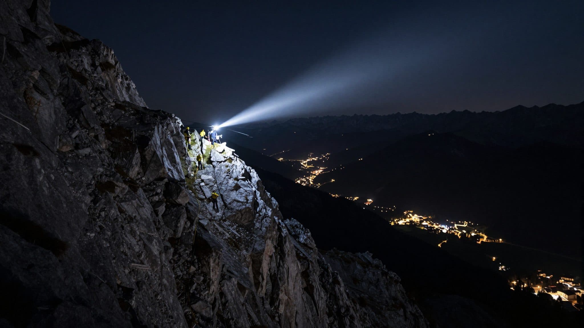 Drei erschöpfte Bergsteiger in der Nacht vom Traunstein geborgen