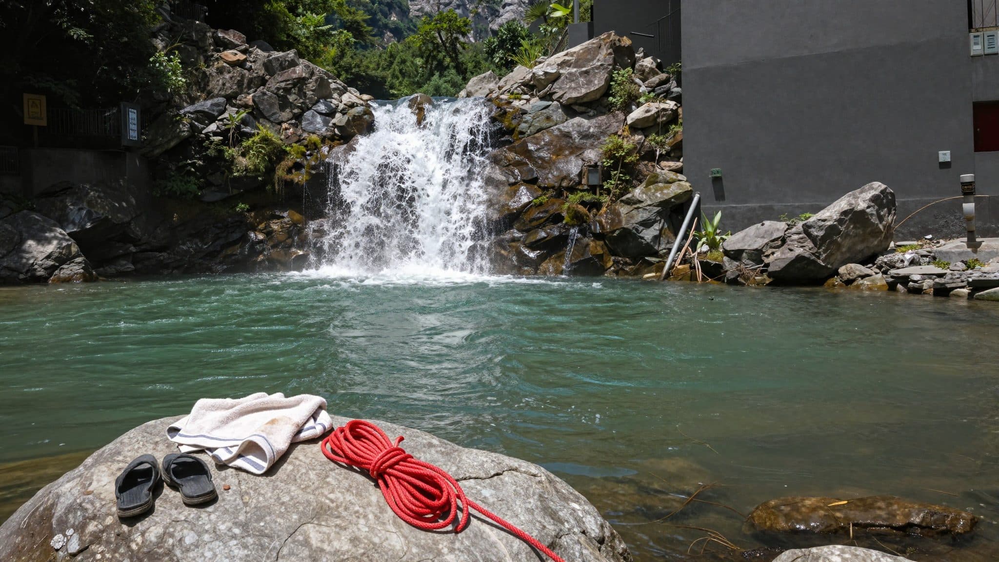 Zwei Tote bei Badeunfall an der Ill in Bludenz – Zehnjähriger und 22-Jähriger sterben nach Sprung in Wasserfall