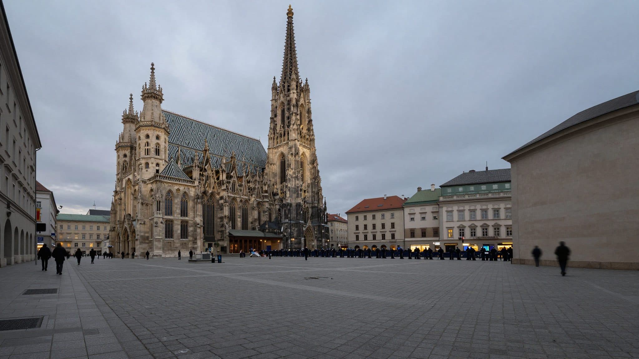 Spannungen am Stephansplatz: Polizei löst antifaschistische Kundgebung nach Angriffen auf