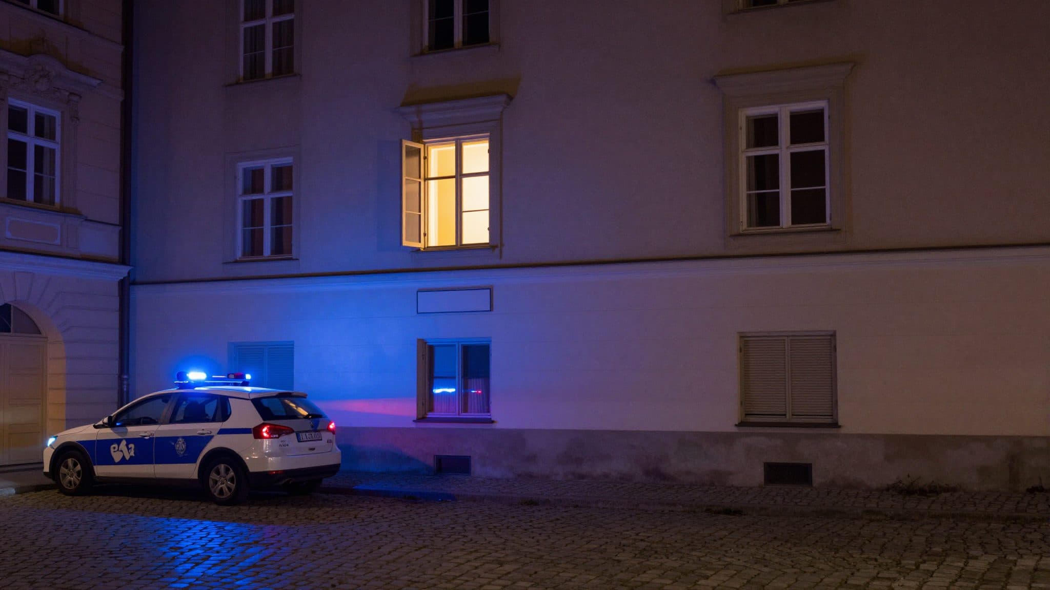 Bewohner überwältigen Einbrecher in Wiener Wohnung und halten ihn bis zum Eintreffen der Polizei fest