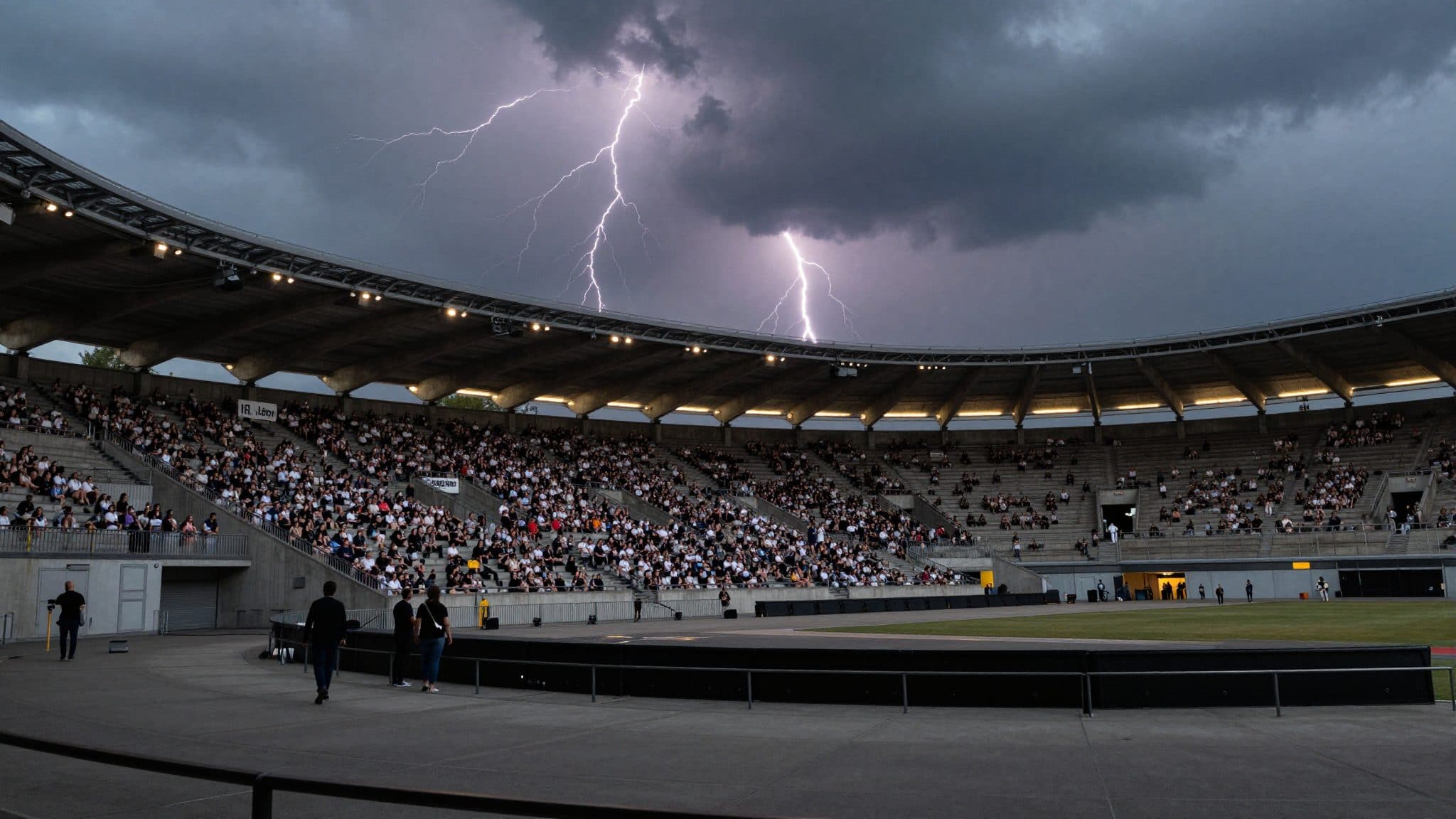 Gewitterwarnung im Berliner Olympiastadion: Innenraum vor Foo-Fighters-Konzert geräumt