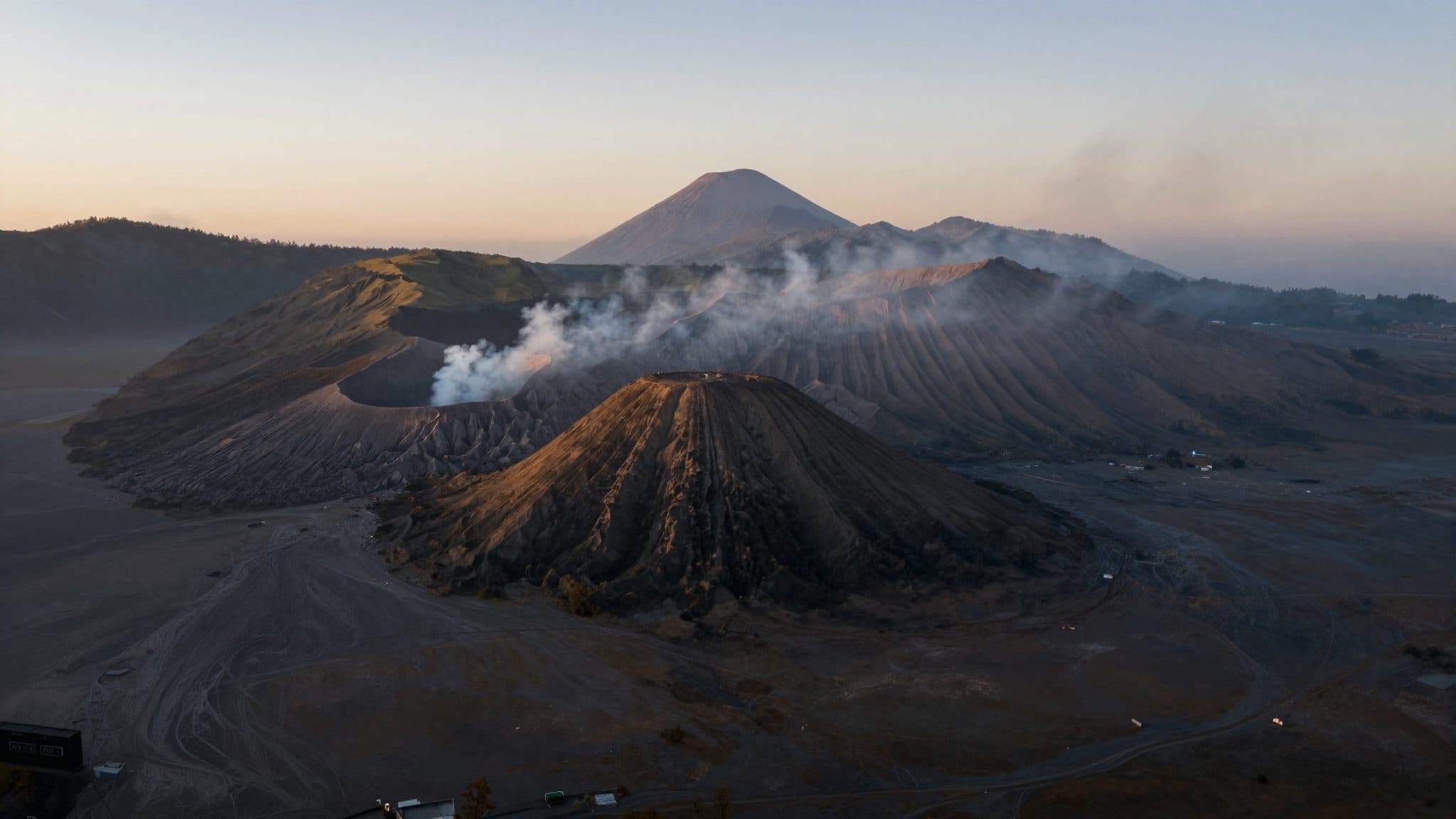 Waldbrand am Mount Bromo unter Kontrolle, doch neue Brände brechen aus, während Indonesien ungewöhnlich trockene Saison erlebt