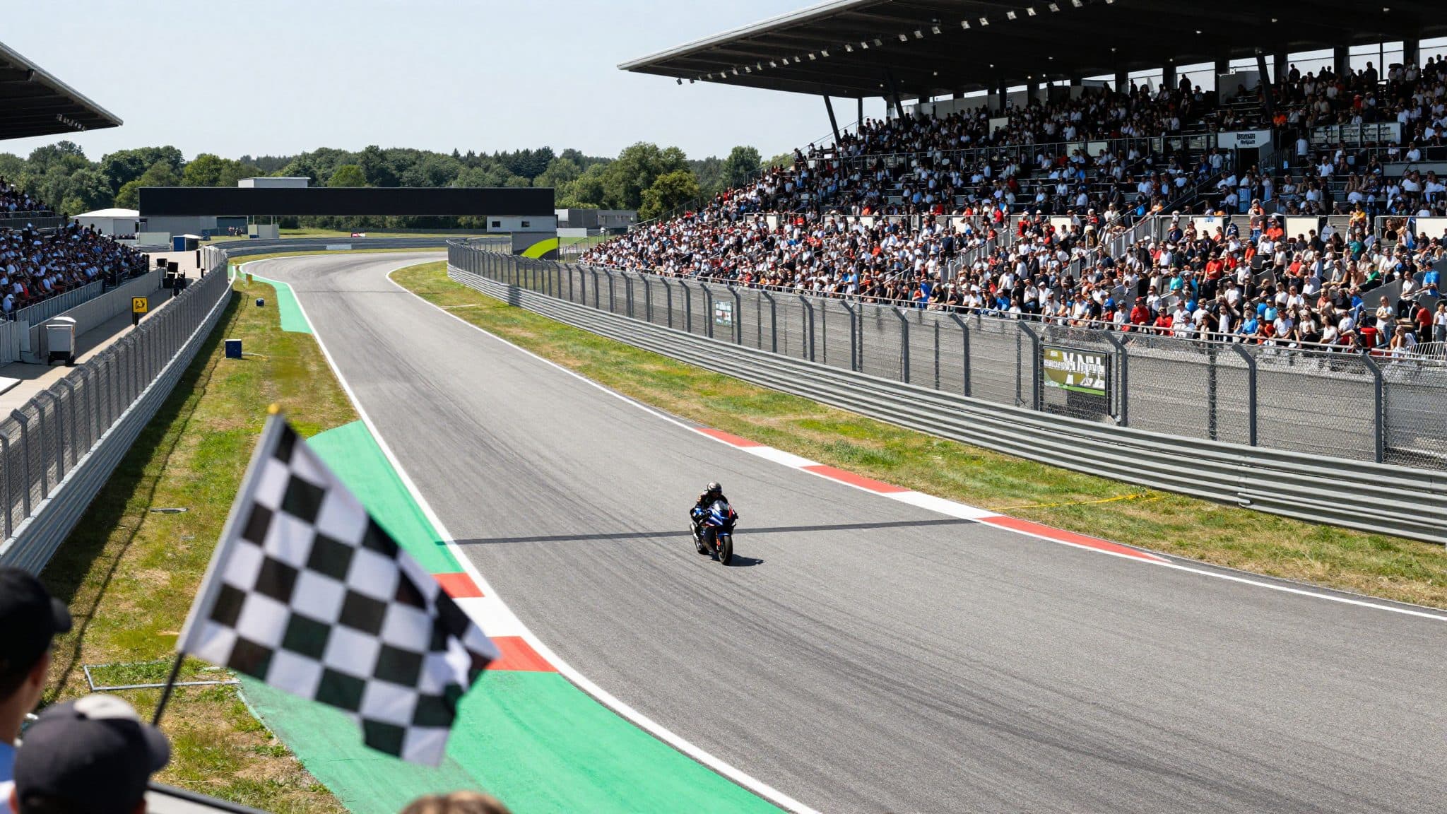 Márquez feiert zehnten Sachsenring-Sieg und stellt Rekord von Agostini ein