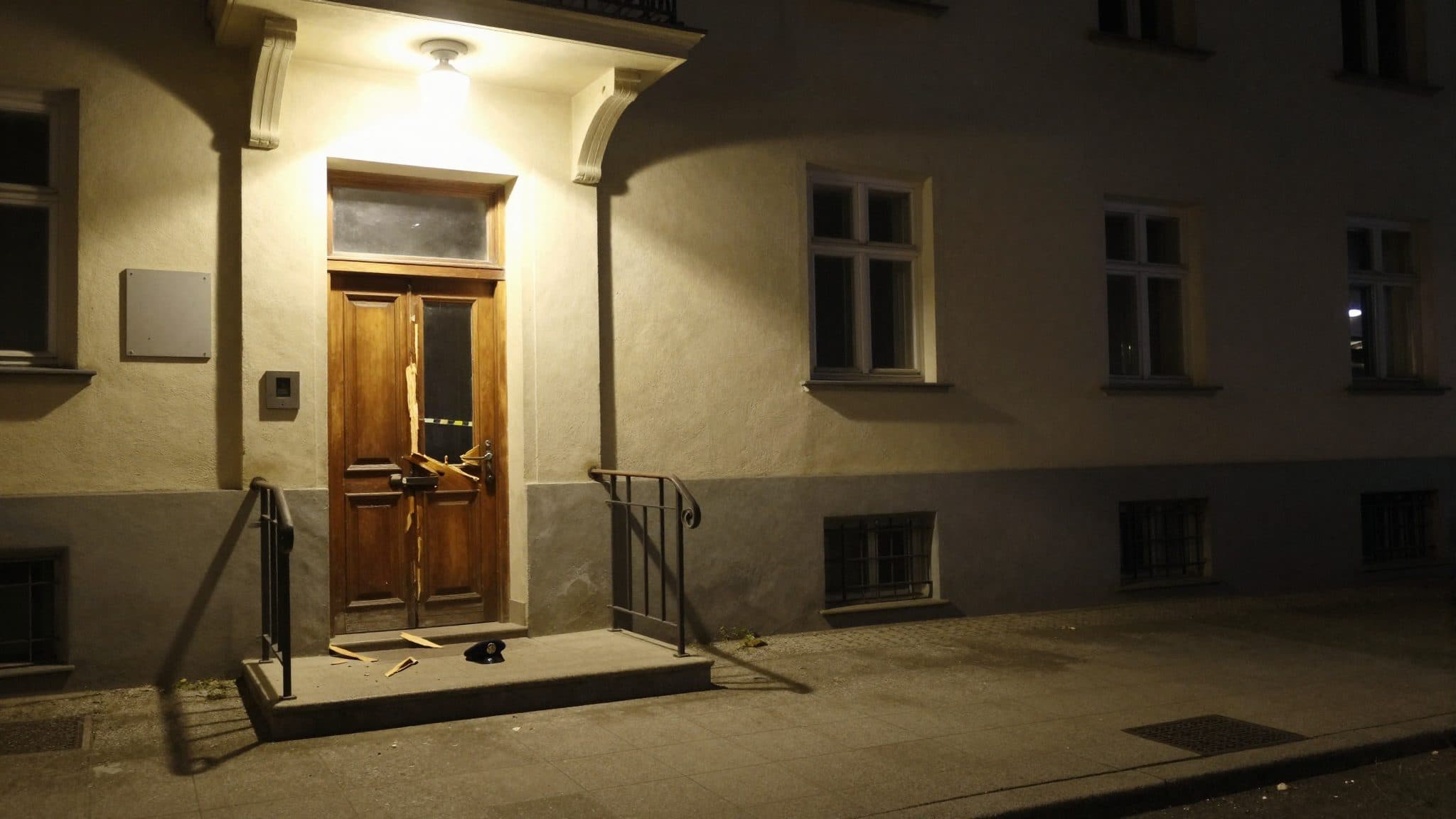 Mann tritt in Wien-Ottakring nachts Wohnungstür ein, bedroht und schlägt Ex-Frau