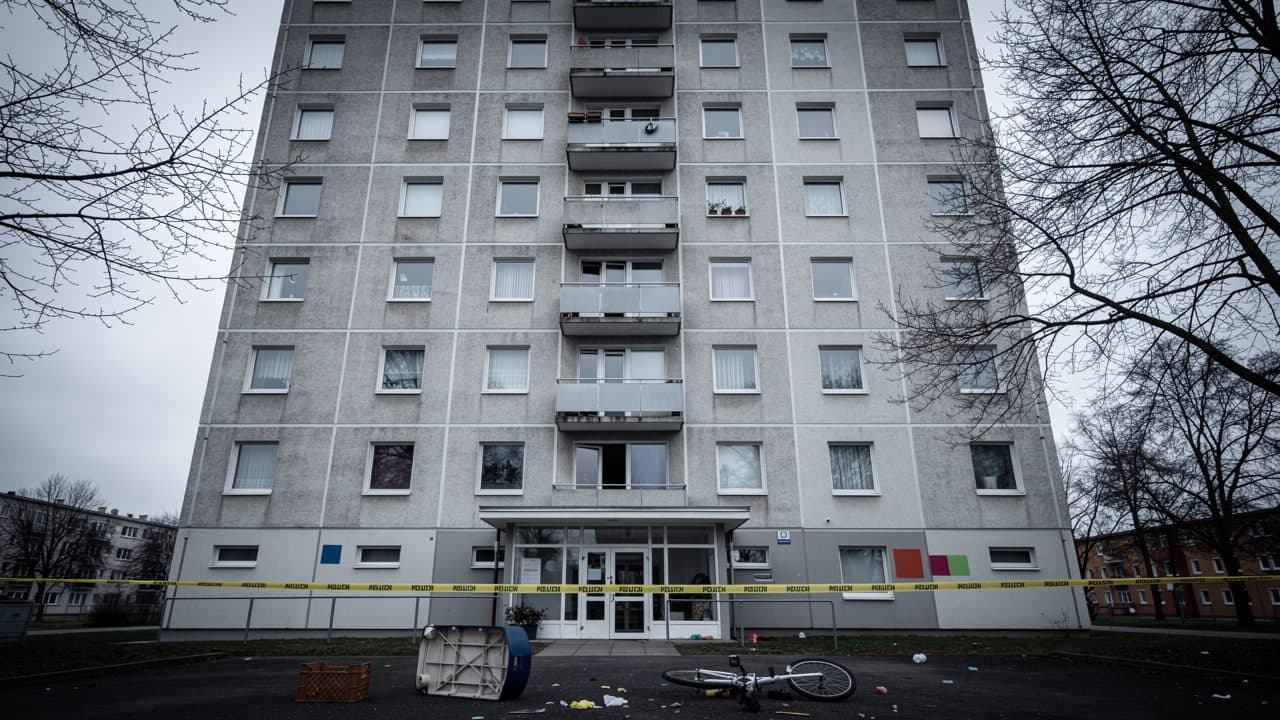 Siebenjähriges Mädchen stürzt in Halle-Neustadt aus drittem Stock eines Wohnblocks