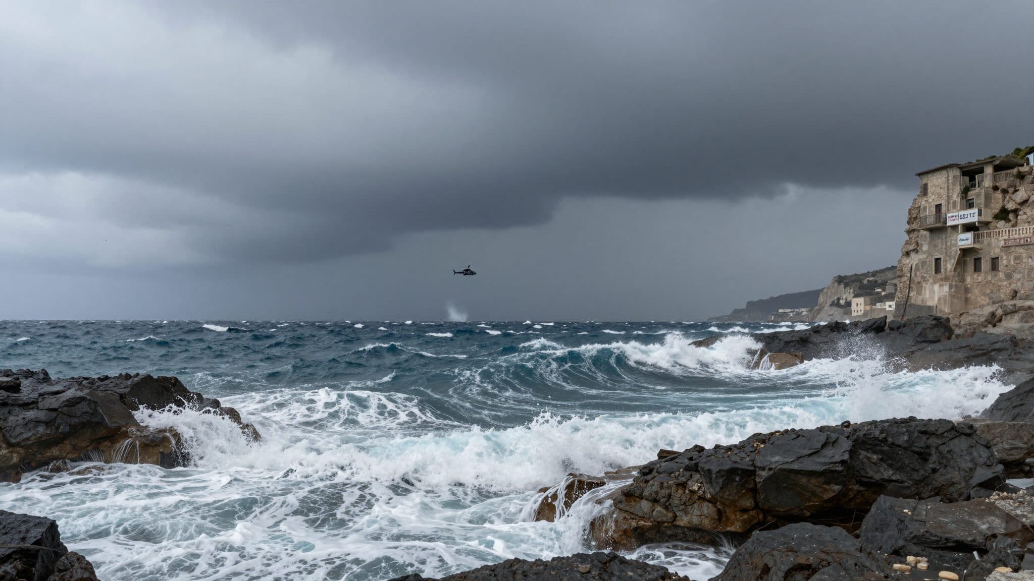 Sturm über Zypern: Hubschrauber rettet Mensch aus See bei Kap Greco