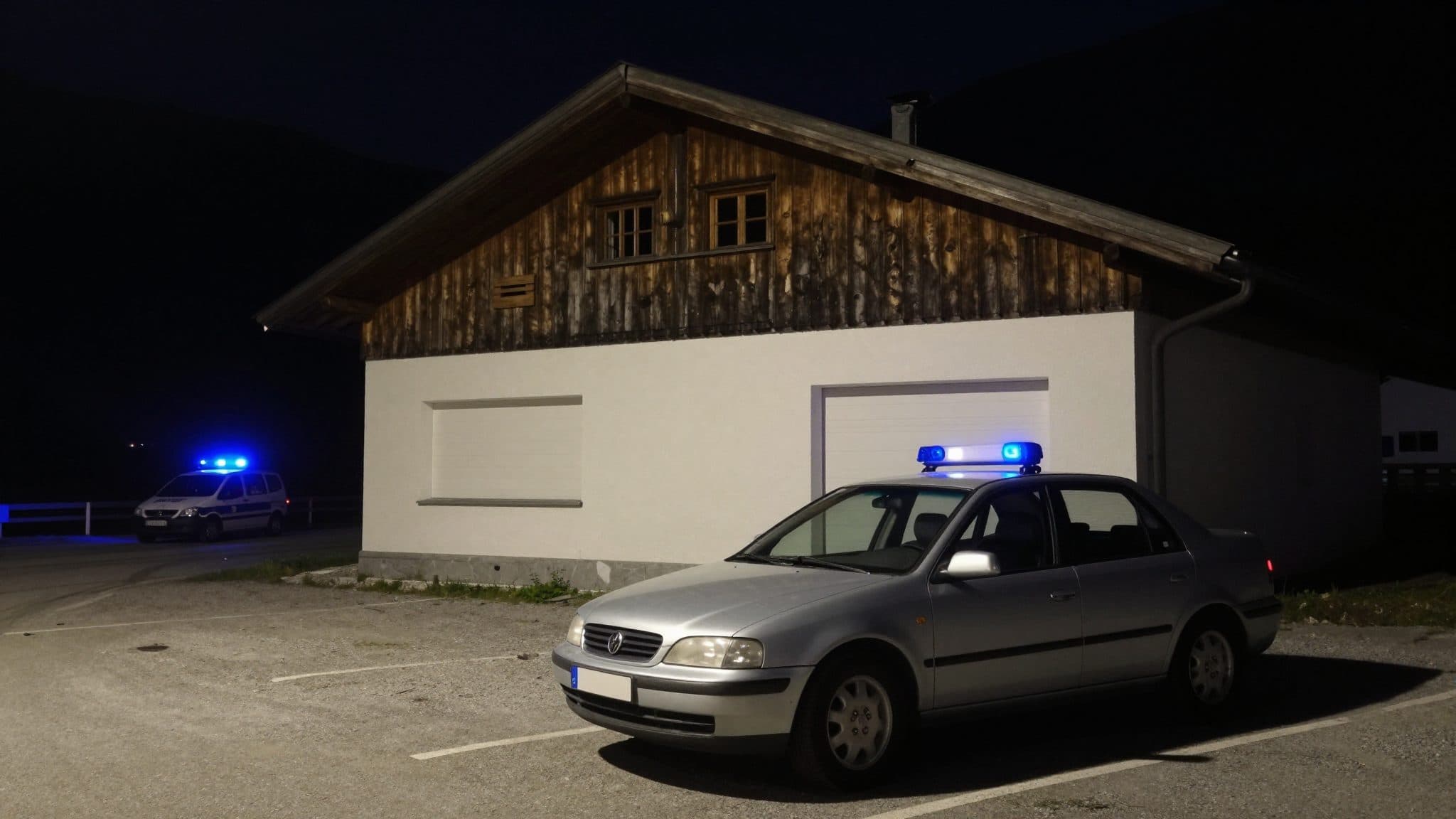 Bruderstreit in Tirol eskaliert: 32-Jähriger fährt eigenen Bruder auf Seefelder Plateau mit Auto an