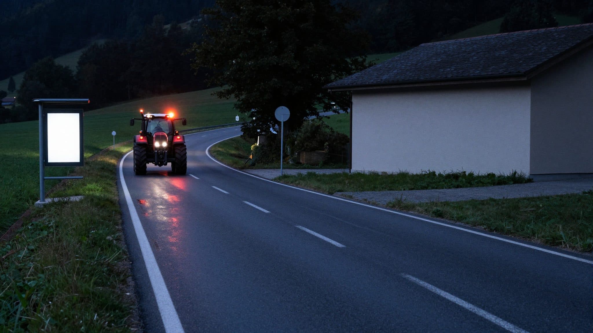 Schwerer Verkehrsunfall in Hohenzell: Traktor und Auto kollidieren auf der Geiersberger Straße