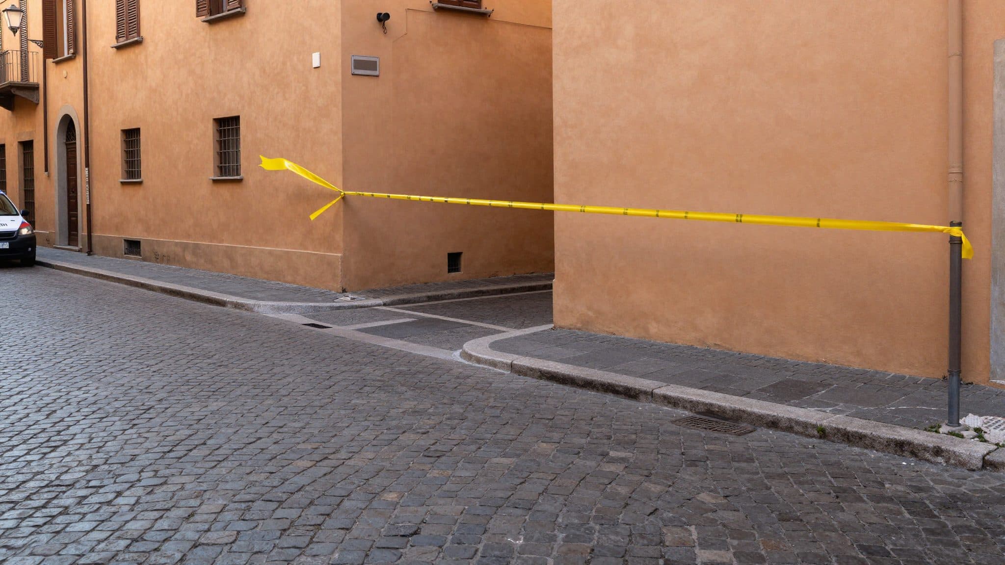 Tödlicher Polizeieinsatz in Bologna: 43-Jähriger stirbt nach Fixierung am Boden