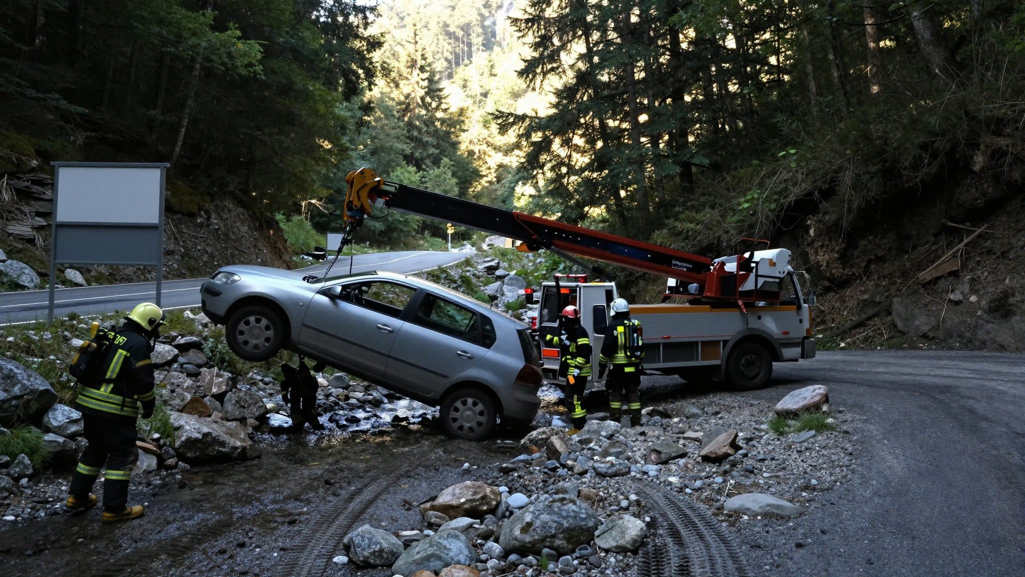 Auto rollt rückwärts in Bachbett: Seniorin in Altmünster mitgeschleift