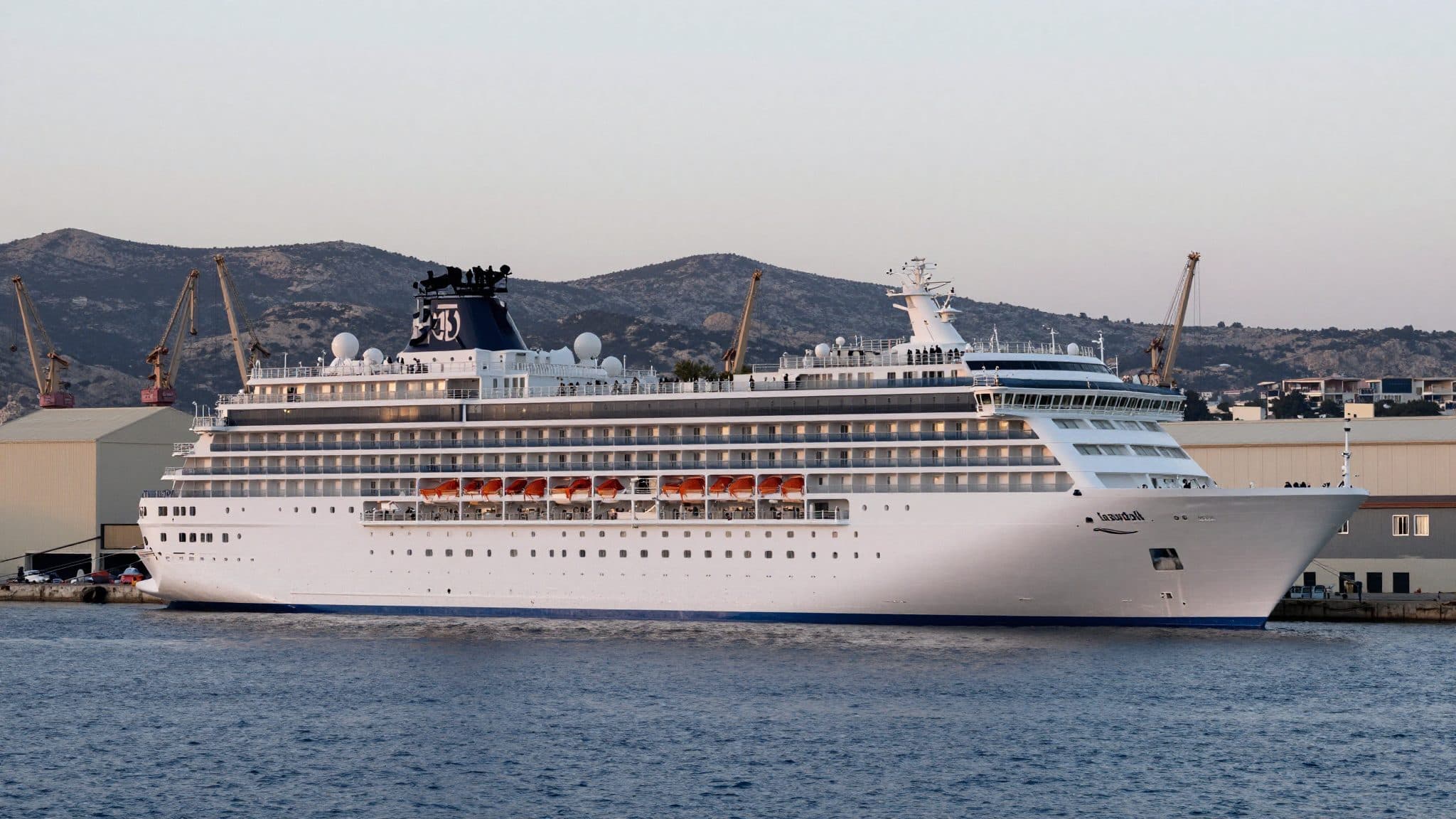 Kreuzfahrtschiff „Scarlet Lady" legt nach Einlaufverboten in der Türkei und Ägypten auf Kreta an