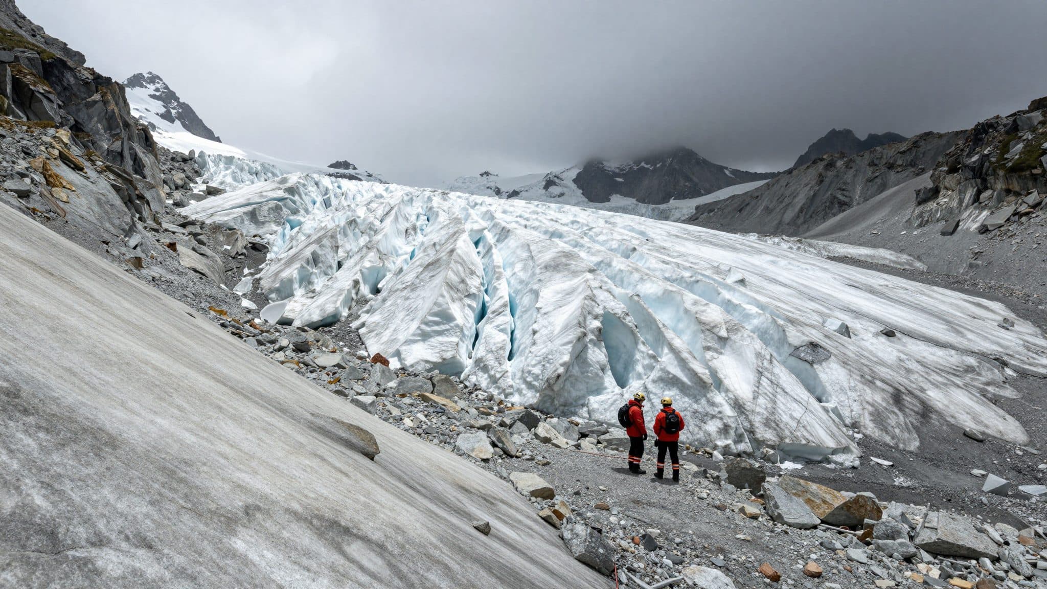 Schmelzender Triftgletscher gibt Leichen zweier seit 1992 vermisster belgischer Bergsteiger frei