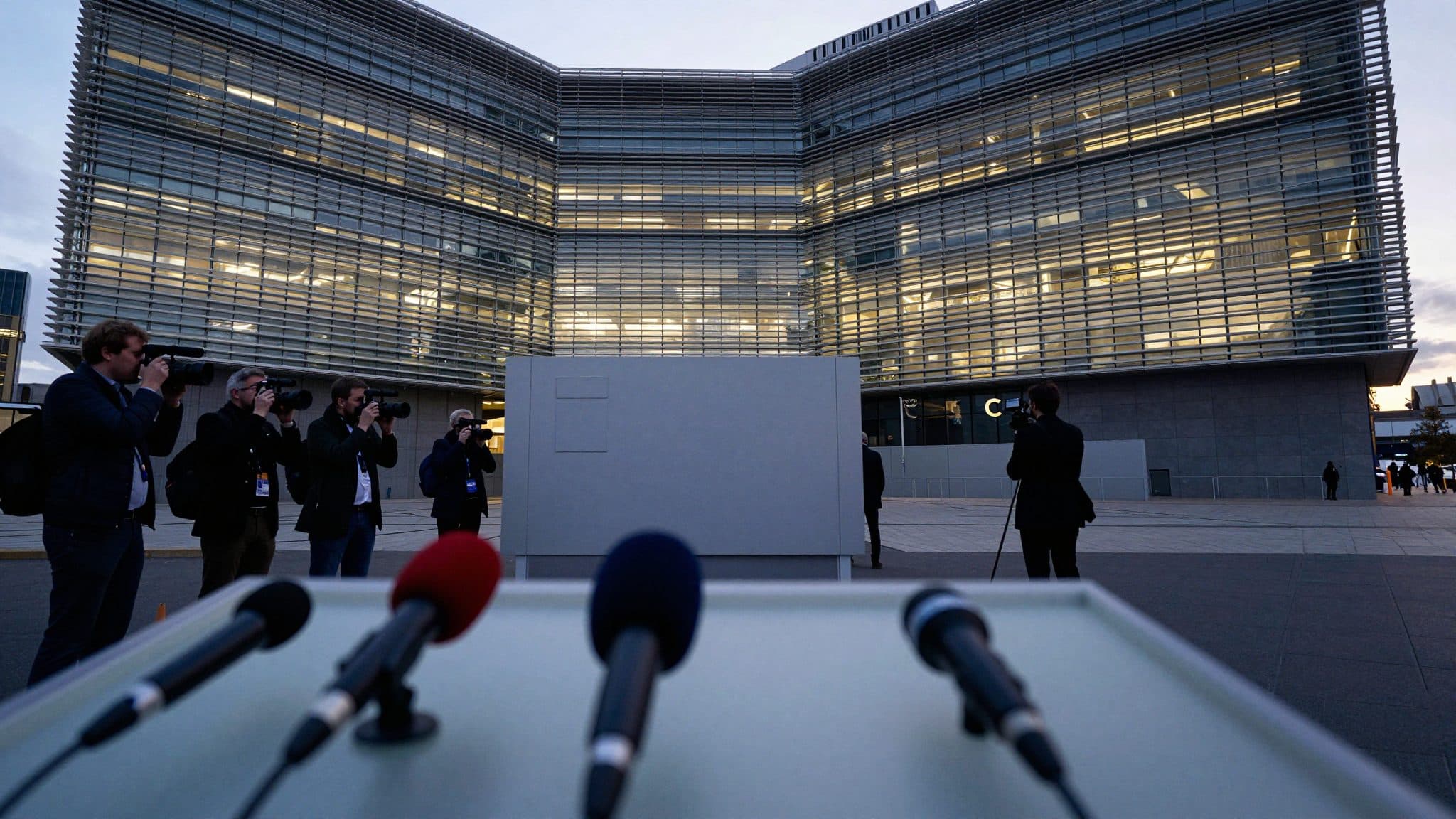 EU-Kommission will Schleppernetzen Zahlungen und Vermögen entziehen