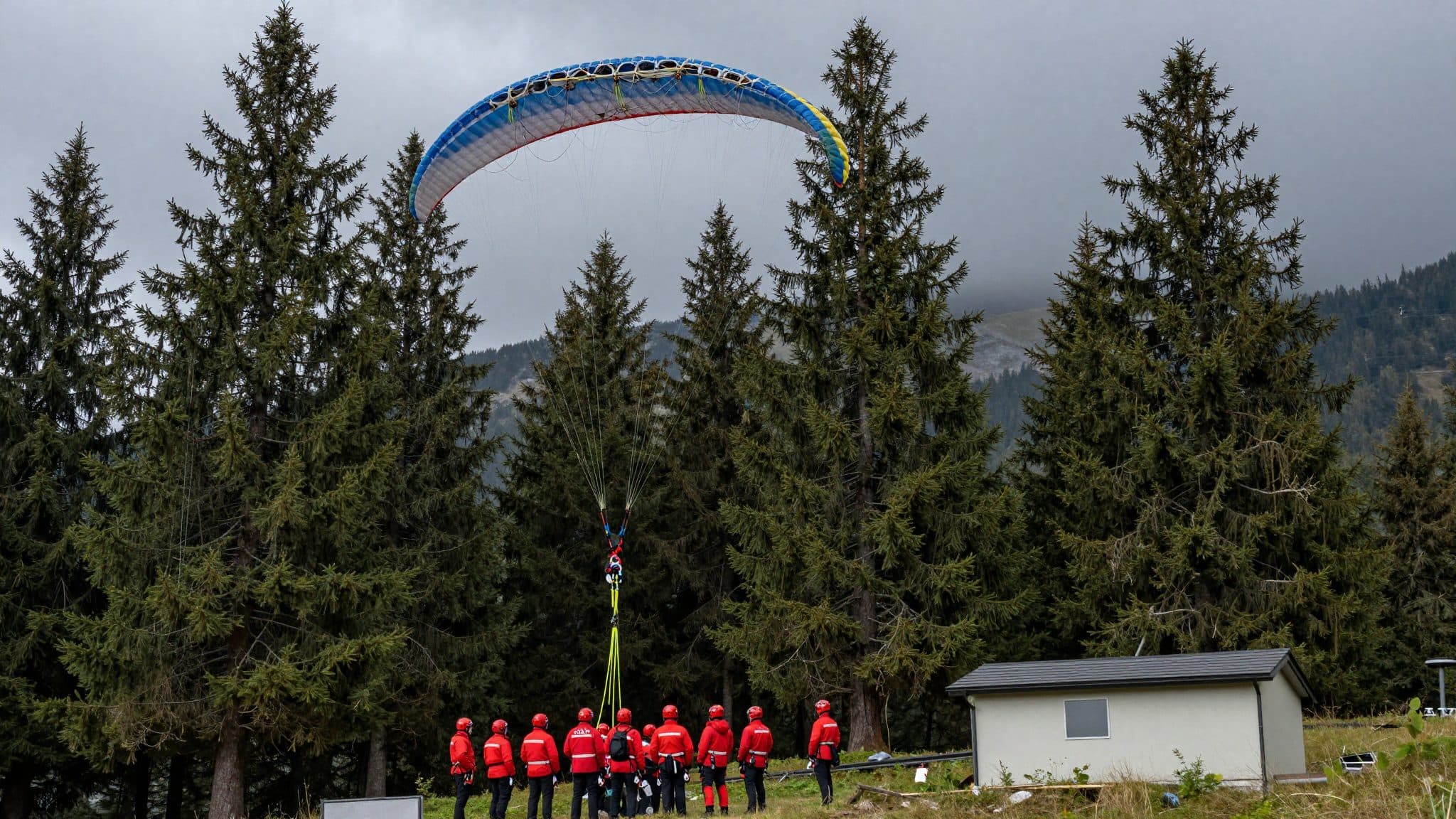 Paragleiterin stürzt bei Tamsweg in einen Baum – Bergrettung sichert Verletzte