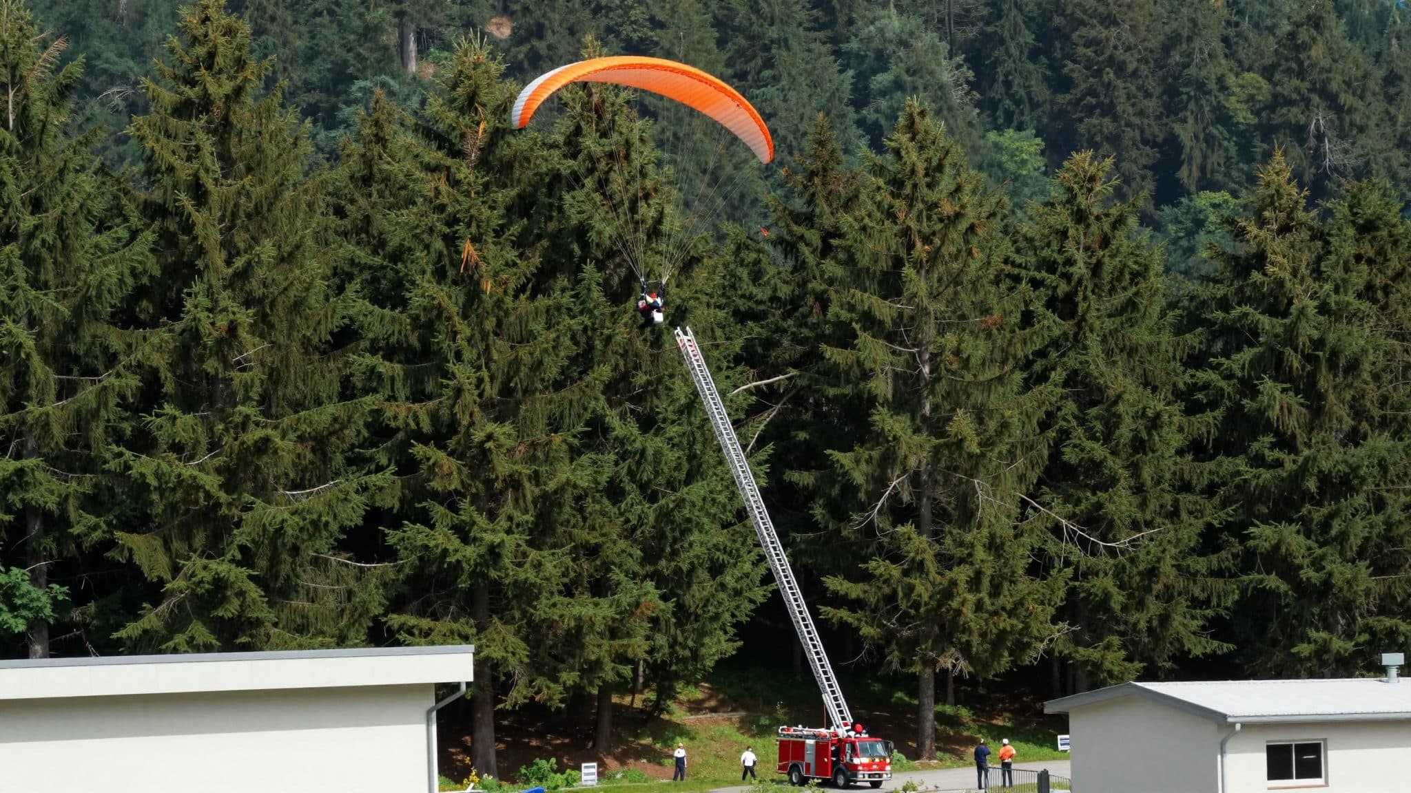 Paragleiter bleibt in rund 30 Metern Höhe in Baumkrone am Gaisberg hängen