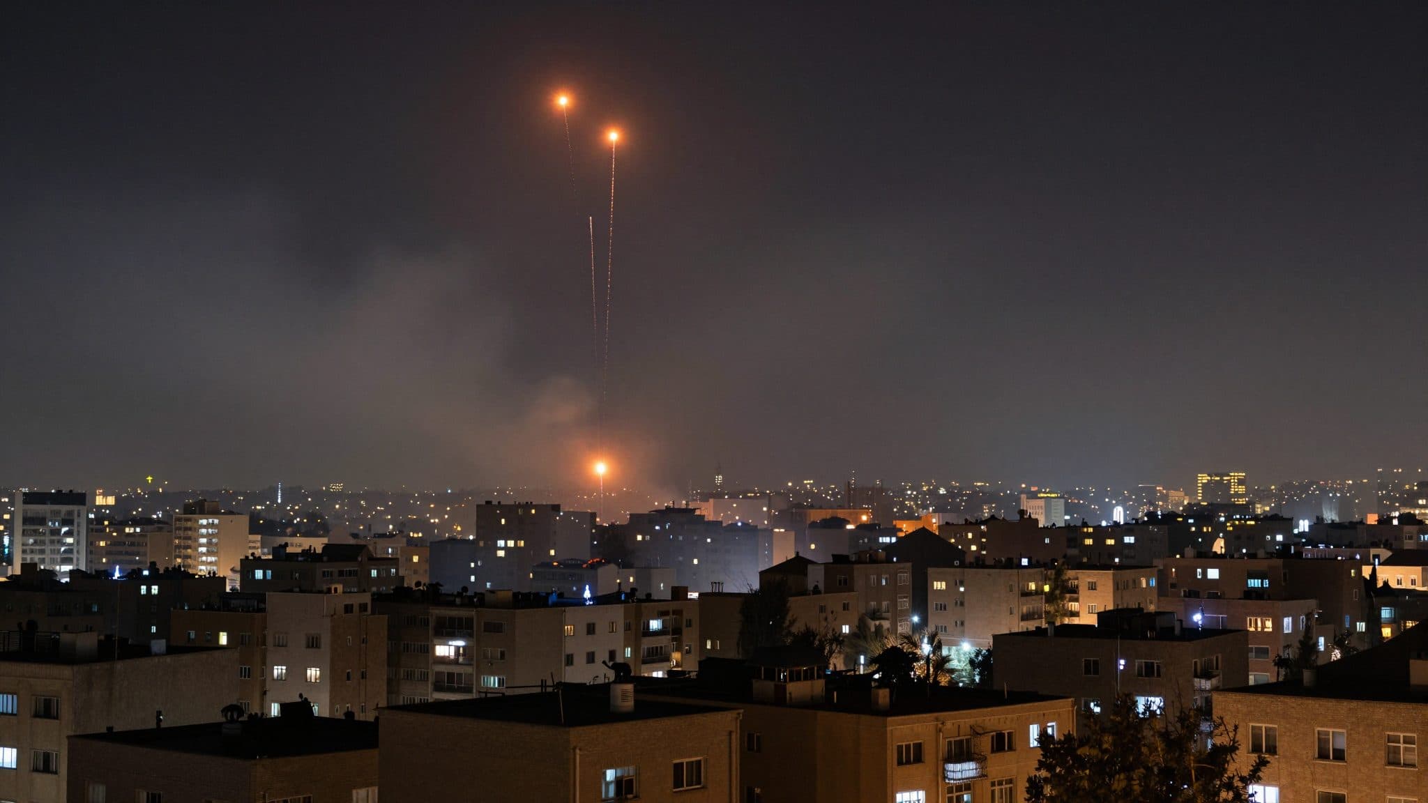 Teheran aktiviert Flugabwehr – Irans Streitkräfte feuern Raketen auf US-verbündete Staaten