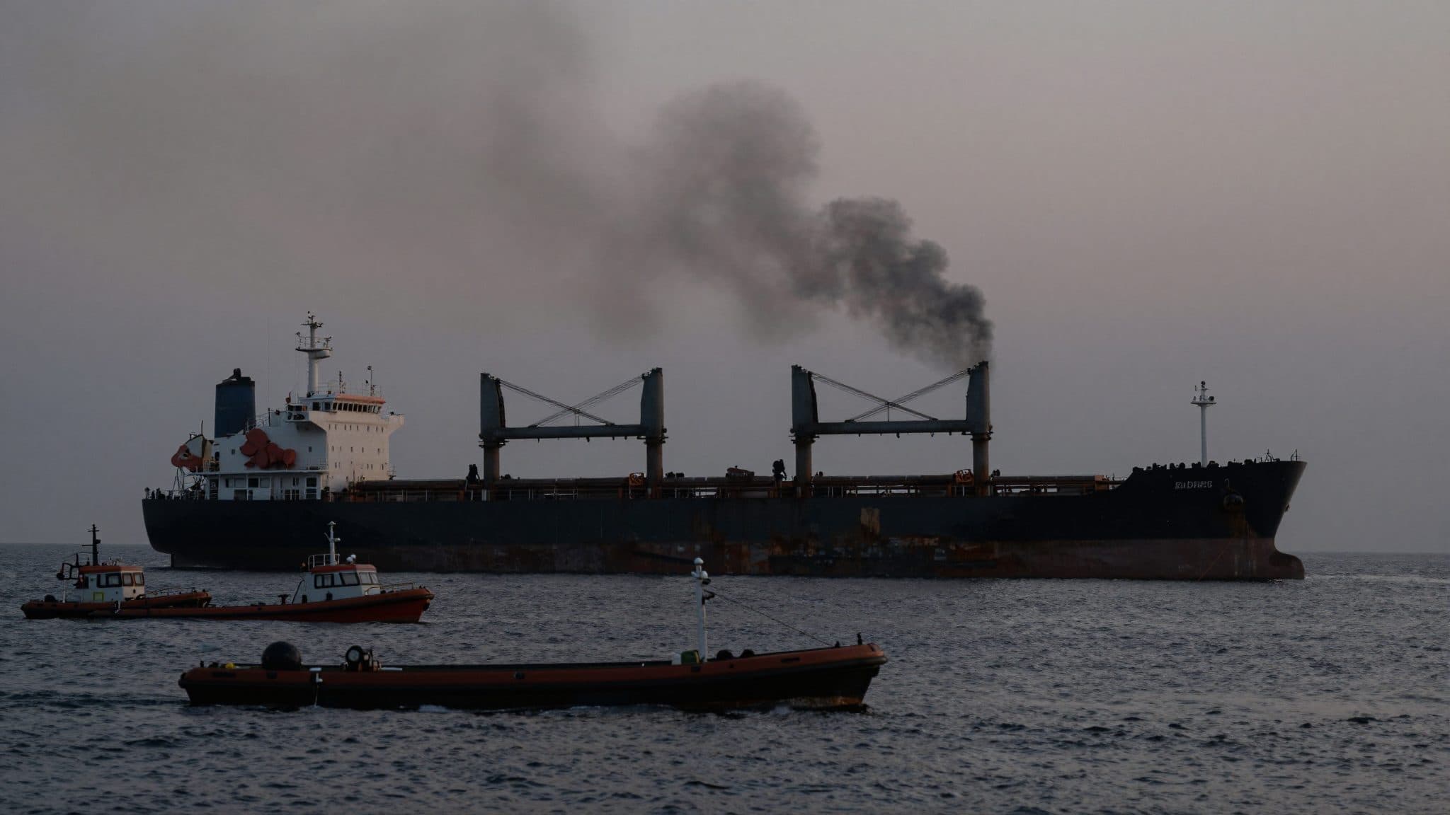 Russischer Angriff auf Frachtschiff bei Odessa fordert fünf Tote