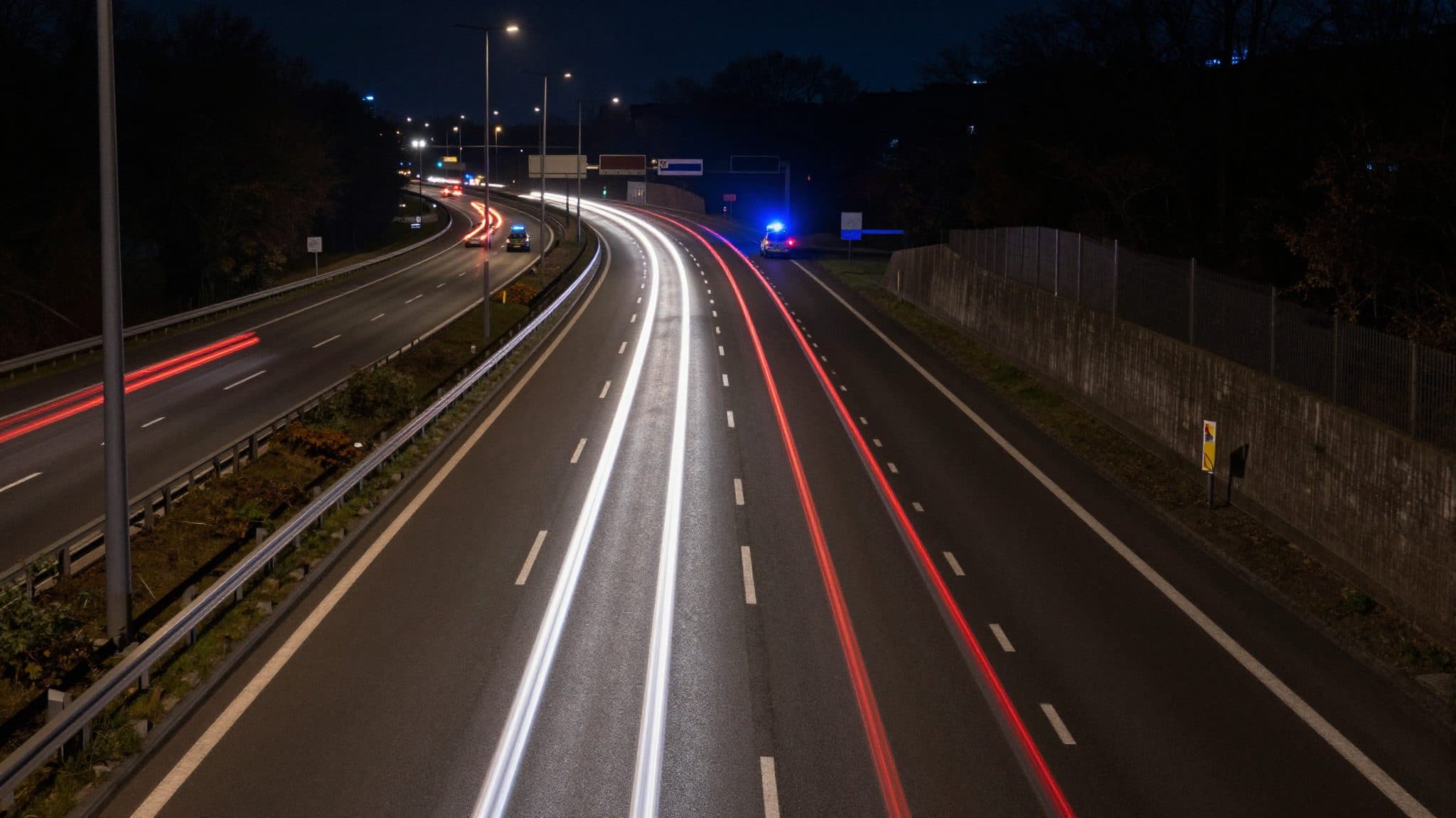 Raser auf der A1 wendet vor Polizisten mit gezogener Waffe
