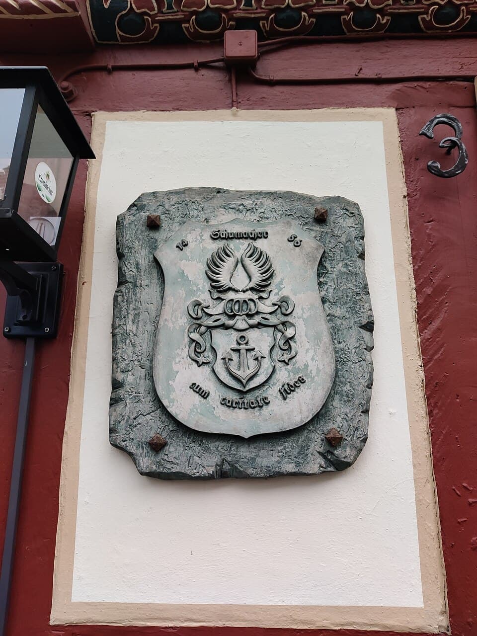 Gasthaus zur Krone, Wappen der Familie Schumacher neben dem Haupteingang