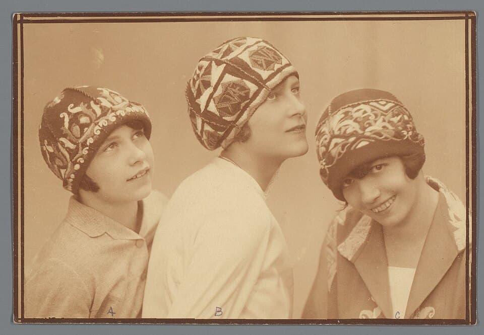 Modefoto Wiener Werkstatte van geborduurde kleding, drie modellen met hoedjes, RP-F-F15855-N
