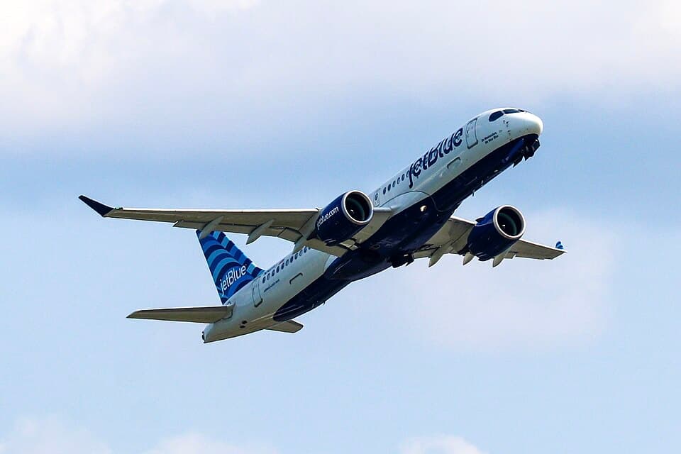 JetBlue A220-300 (N3077J) departing Boston